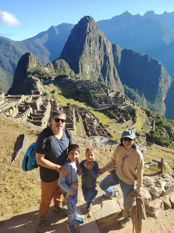 Familia de viajeros de Andean Trips frente a Machu Picchu