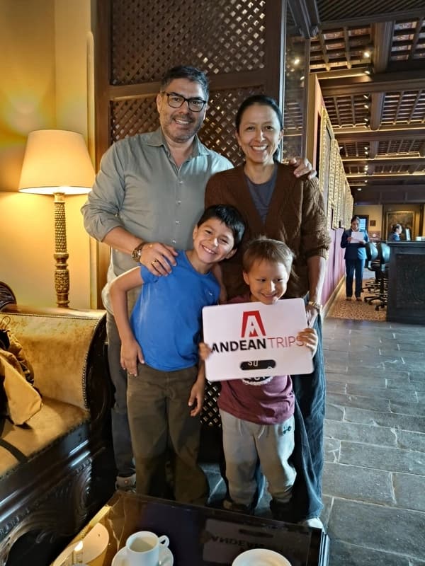 Familia de viajeros sosteniendo el distintivo de Andean Trips